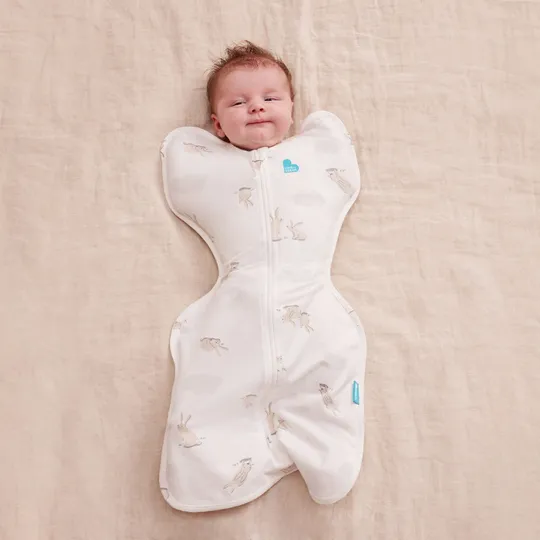 Love To Dream SwaddleUp™ 1.0 TOG - Stufe 1 - Größe M - White Cloud Bunnies