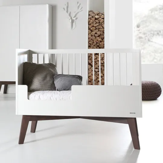 Kidsmill Sixties Babybett Mattweiß / Walnuss 60 x 120 cm