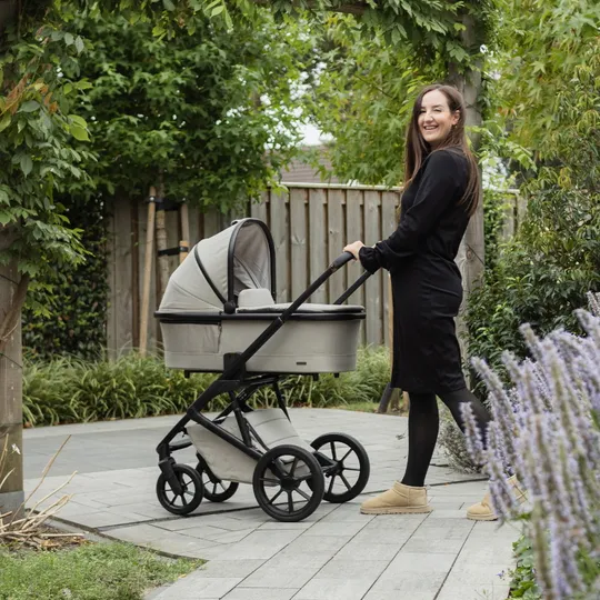 Qute Q-Rider Plus 4-in-1 Kinderwagen - Mineral Clay | Kidsriver Curve Babyschale – Black | Kidsriver Isofix Basis
