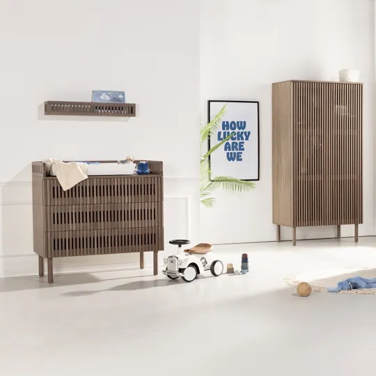 Kidsmill Dai Babyzimmer Walnuss | Bett 60 x 120 cm + Kommode + Schrank 2-Türig