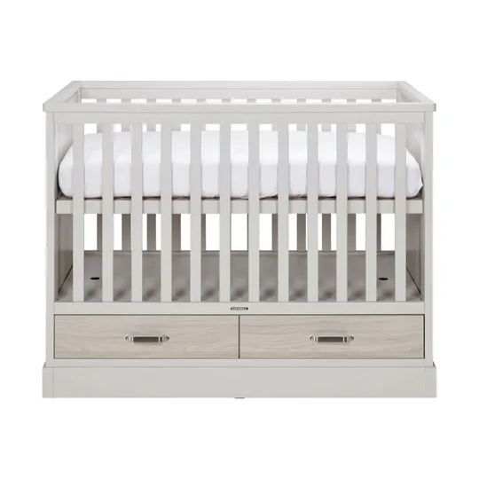 Kidsmill Newport Babyzimmer Inkl. Edelstahlgriffe – Oatmeal / Eiche | Babybett 60 x 120 cm + Kommode