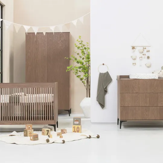 Kidsmill Levi Babyzimmer inkl. Gerades Beinset Walnuss | Babybett 60 x 120 cm + Kommode