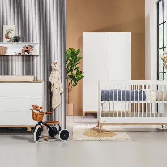 Kidsmill Intense II Babyzimmer Weiß/Patiniertes Messing | Babybett 60 x 120 cm + Kommode