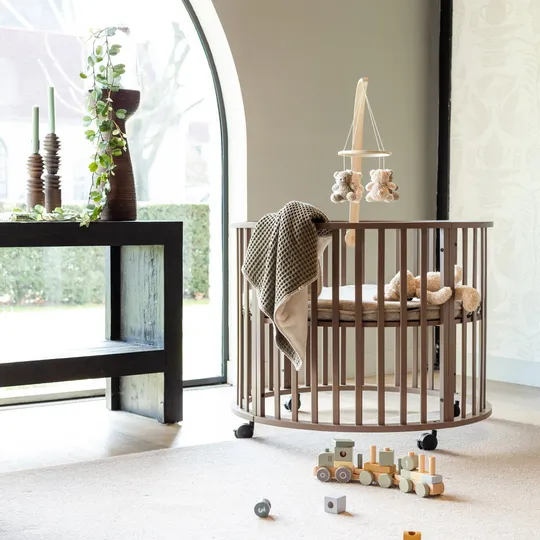Europe Baby Circa Runder Laufstall - Chestnut  | Pretura Laufstallmatratze - Superior Wave | Kidsmill Laufstallmatratzenbezug