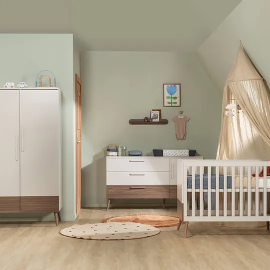 Europe Baby Sev Babyzimmer Cashmere/Walnuss Babybett 60 x 120 cm + Kommode + 2-türiger Kleiderschrank