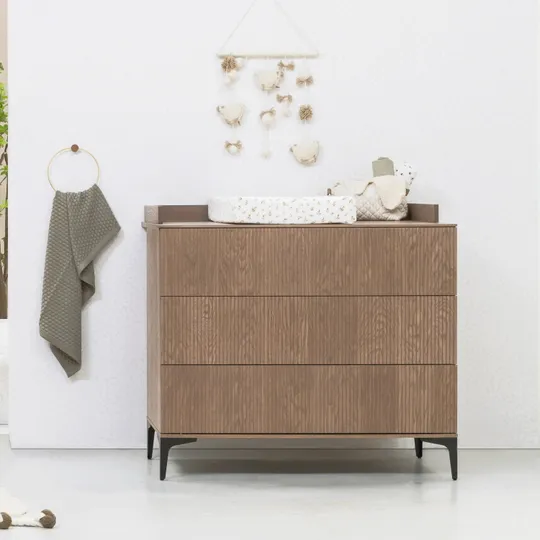 Kidsmill Levi Babyzimmer inkl. Gerades Beinset Walnuss | Babybett 60 x 120 cm + Kommode + Schrank