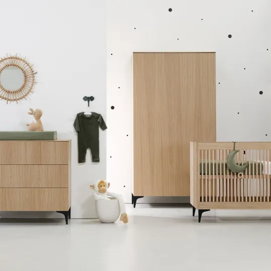 Kidsmill Levi Babyzimmer inkl. Gerade Beinset Natur Eiche | Kommode + Schrank