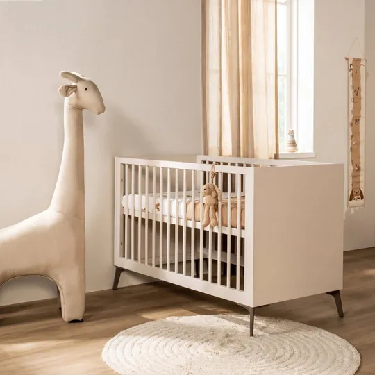 Bopita Nomy Babyzimmer - Dune | Babybett 60 x 120 cm + Kommode