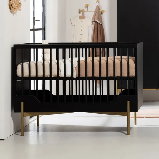 Kidsmill Boutique Babyzimmer Schwarz / Brass | Bett 60 x 120 cm + Kommode