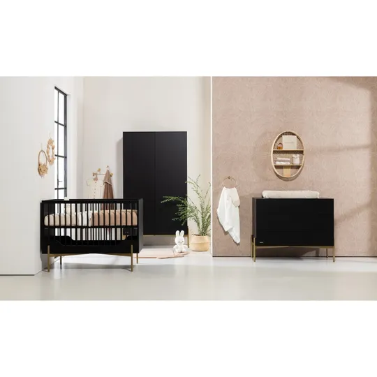 Kidsmill Boutique Babyzimmer Schwarz / Brass | Bett 60 x 120 cm + Kommode