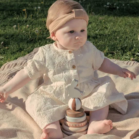 Baby Bello Stapelturm Rosy das Kaninchen auf einer Zirkuskugel