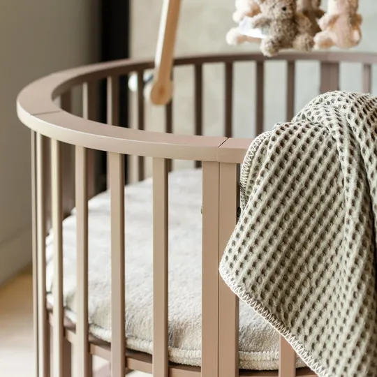 Europe Baby Circa Runder Laufstall - Chestnut  | Pretura Laufstallmatratze - Superior Wave | Kidsmill Laufstallmatratzenbezug