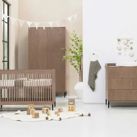 Kidsmill Levi Babyzimmer Inkl. Runden Möbelfüßen Walnuss | Babybett 60 x 120 cm + Kommode + 2-türiger Schrank