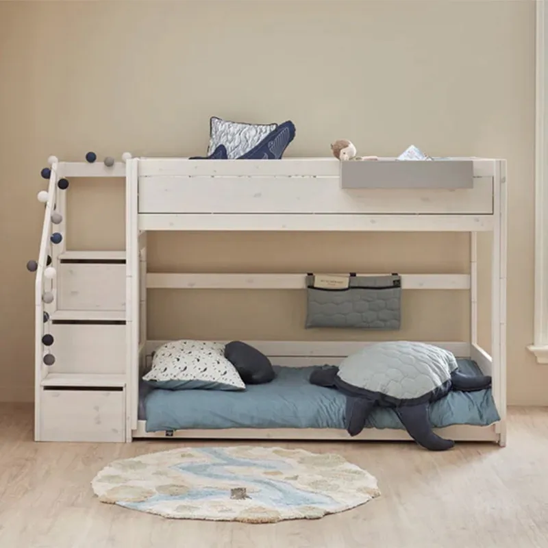 LIFETIME Kidsrooms Niedriges Etagenbett mit Treppenschrank– Premium-Lattenrost 