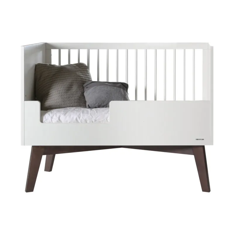 Kidsmill Sixties Babyzimmer Mattweiß / Walnuss | Bett 70 x 140 cm + Kommode + Schrank 2-türig