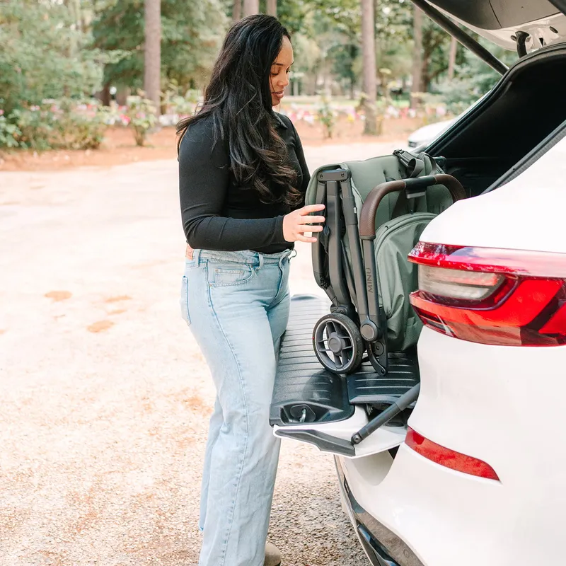 UPPAbaby Minu V3 Buggy - Evelyn Meadow Green Carbonrahmen mit Kastanienbraunem Leder