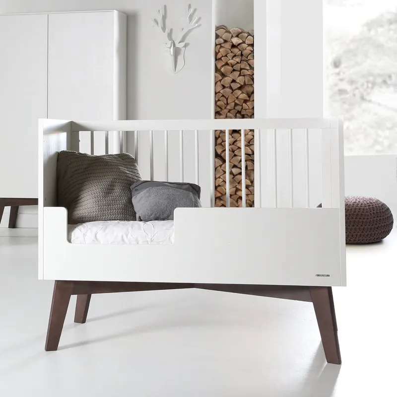 Kidsmill Sixties Babybett Mattweiß / Walnuss 60 x 120 cm