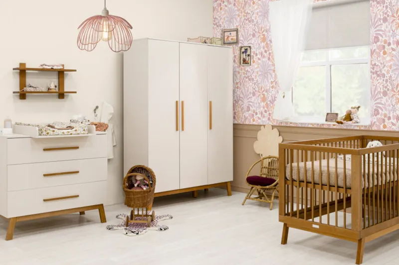 Bopita Kaleo Babyzimmer - Dune / Rose Wood | Bett 70 x 140 cm + Kommode + 3-türiger Kleiderschrank