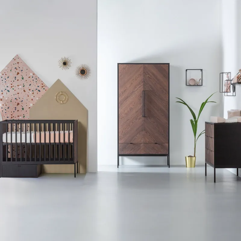 Kidsmill Vince Babyzimmer Schwarz / Walnuss | Bett 60 x 120 cm + Kommode breit