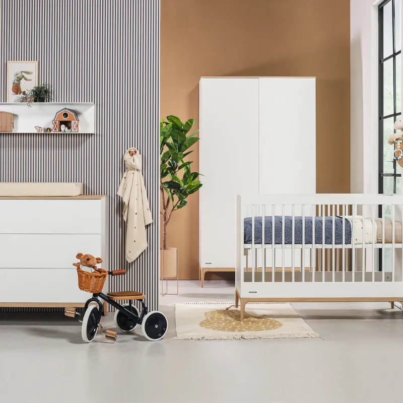 Kidsmill Intense II Babyzimmer Weiß/Patiniertes Messing | Babybett 60 x 120 cm + Kommode