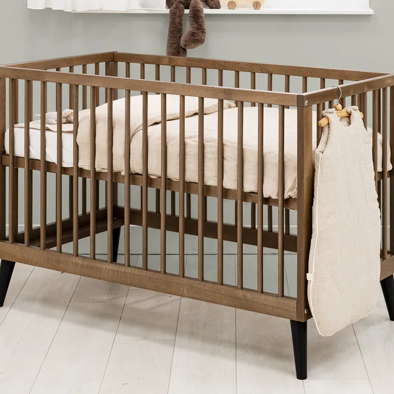 Bopita Zara Babyzimmer Walnuss| Bett 60x120 cm + Kommode