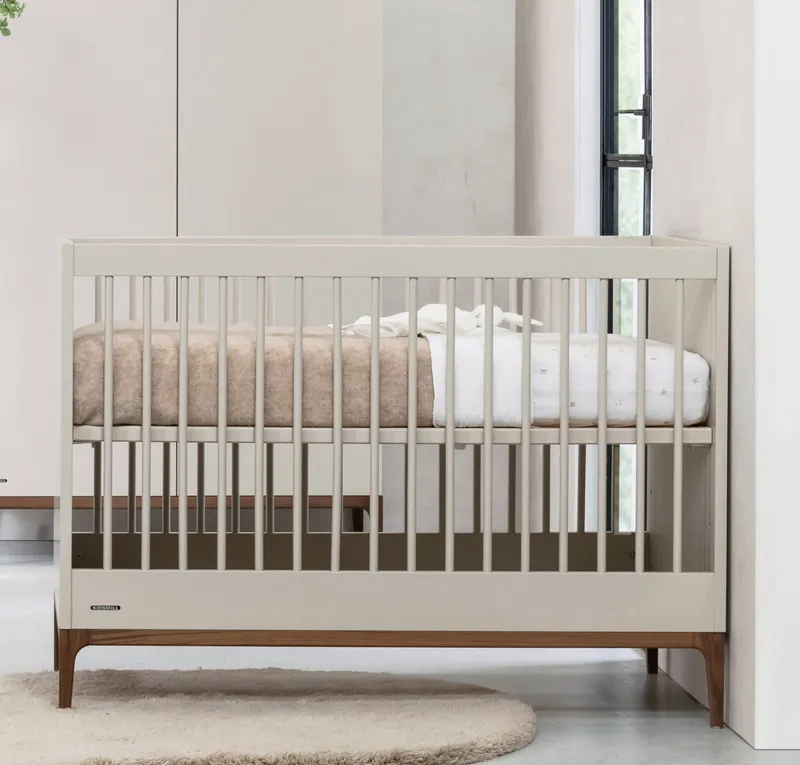 Kidsmill Intense Babyzimmer Oatmeal/Walnuss | Babybett 60 x 120 cm + Kommode