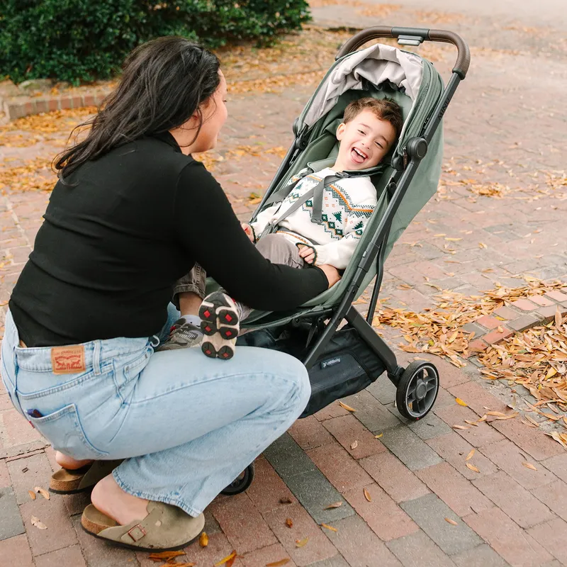 UPPAbaby Minu V3 Buggy - Evelyn Meadow Green Carbonrahmen mit Kastanienbraunem Leder