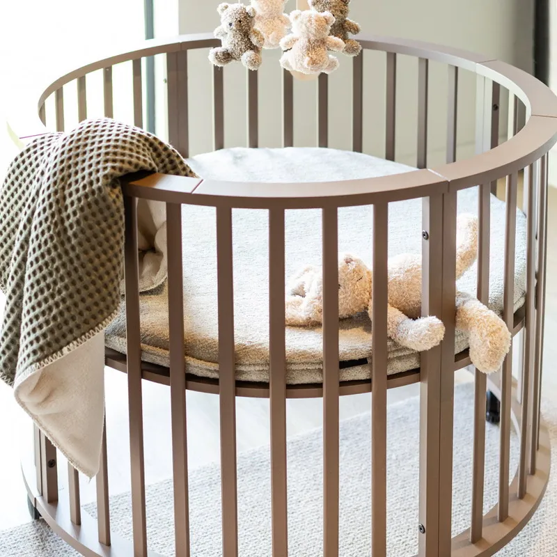 Europe Baby Circa Runder Laufstall - Chestnut  | Pretura Laufstallmatratze - Superior Wave | Kidsmill Laufstallmatratzenbezug