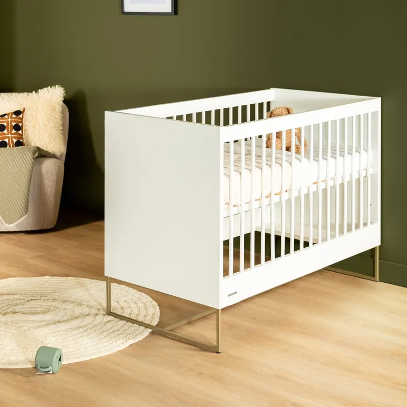 Kidsmill Intense II Babyzimmer Weiß/Patiniertes Messing | Babybett 60 x 120 cm + Kommode