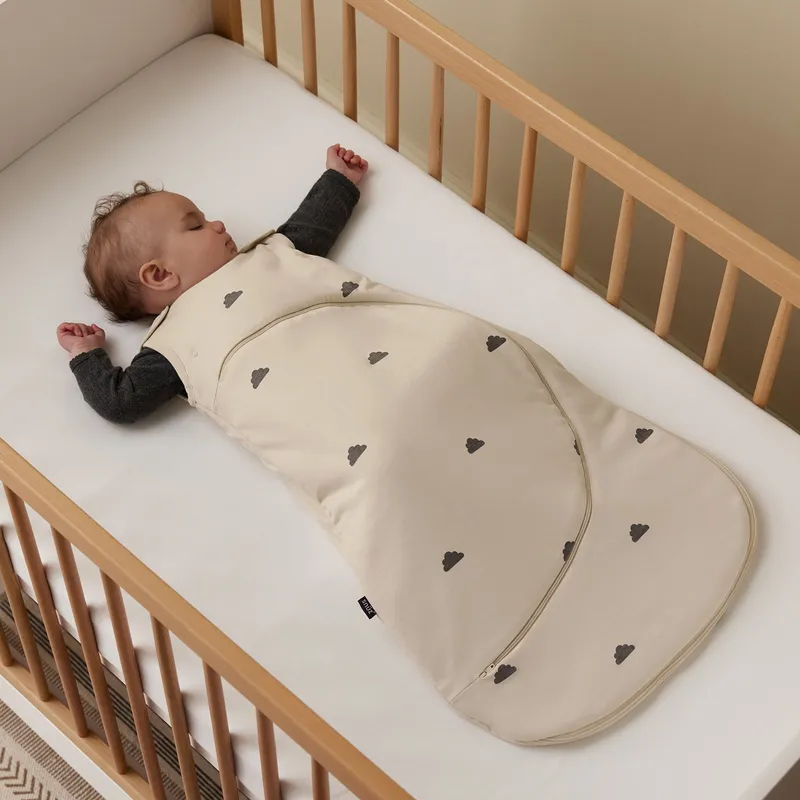 SnüzPouch Schlafsack 0-6 Monate - Sand Cloud