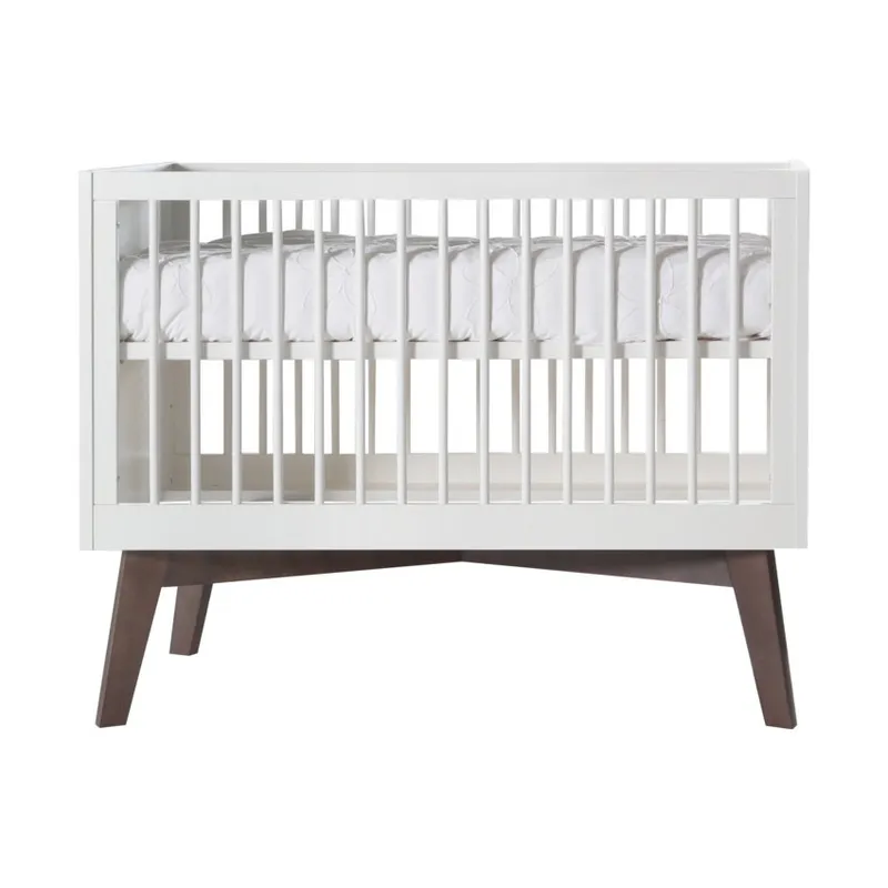 Kidsmill Sixties Babyzimmer Mattweiß / Walnuss | Bett 70 x 140 cm + Kommode + Schrank 2-türig
