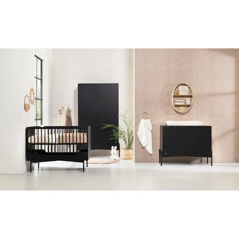 Kidsmill Boutique Babyzimmer Schwarz Matt | Bett 60 x 120 cm + Kommode