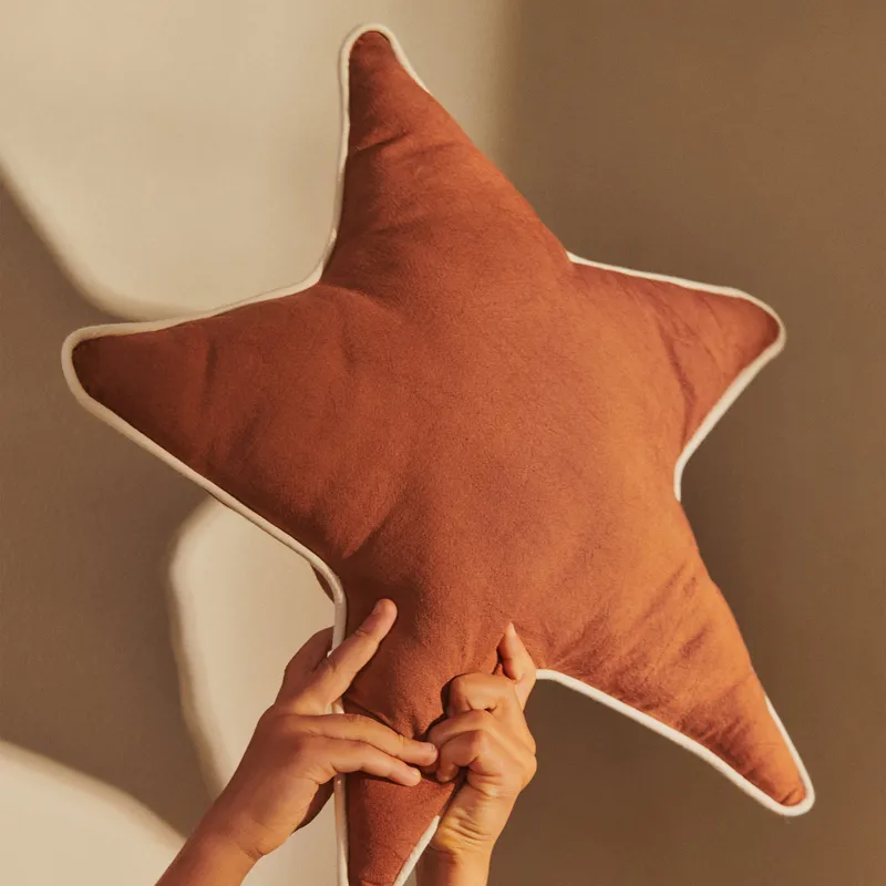 Ferm Living Star Dekokissen - Bio-Baumwolle - Brown Clay