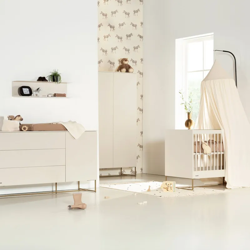 Kidsmill Intense II Babyzimmer Oatmeal / Patinated Brass | Babybett 60 x 120 cm + Kommode + Schrank 2-türig