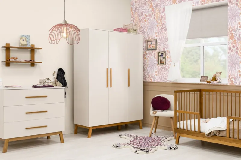Bopita Kaleo Babyzimmer - Dune / Rose Wood | Bett 70 x 140 cm + Kommode + 3-türiger Kleiderschrank