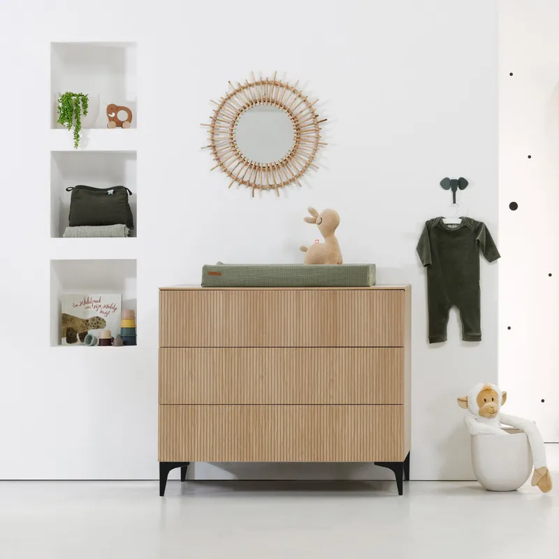 Kidsmill Levi Babyzimmer inkl. Gerade Beinset Natur Eiche | Kommode + Schrank