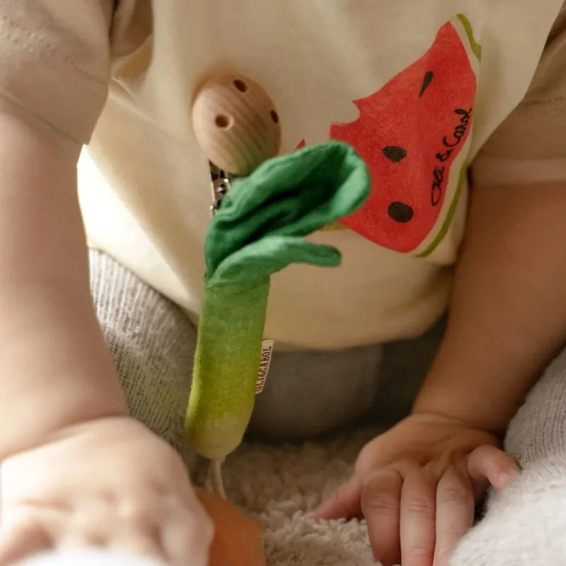 Oli & Carol Schnullerkette - Luke The Leek - Grün