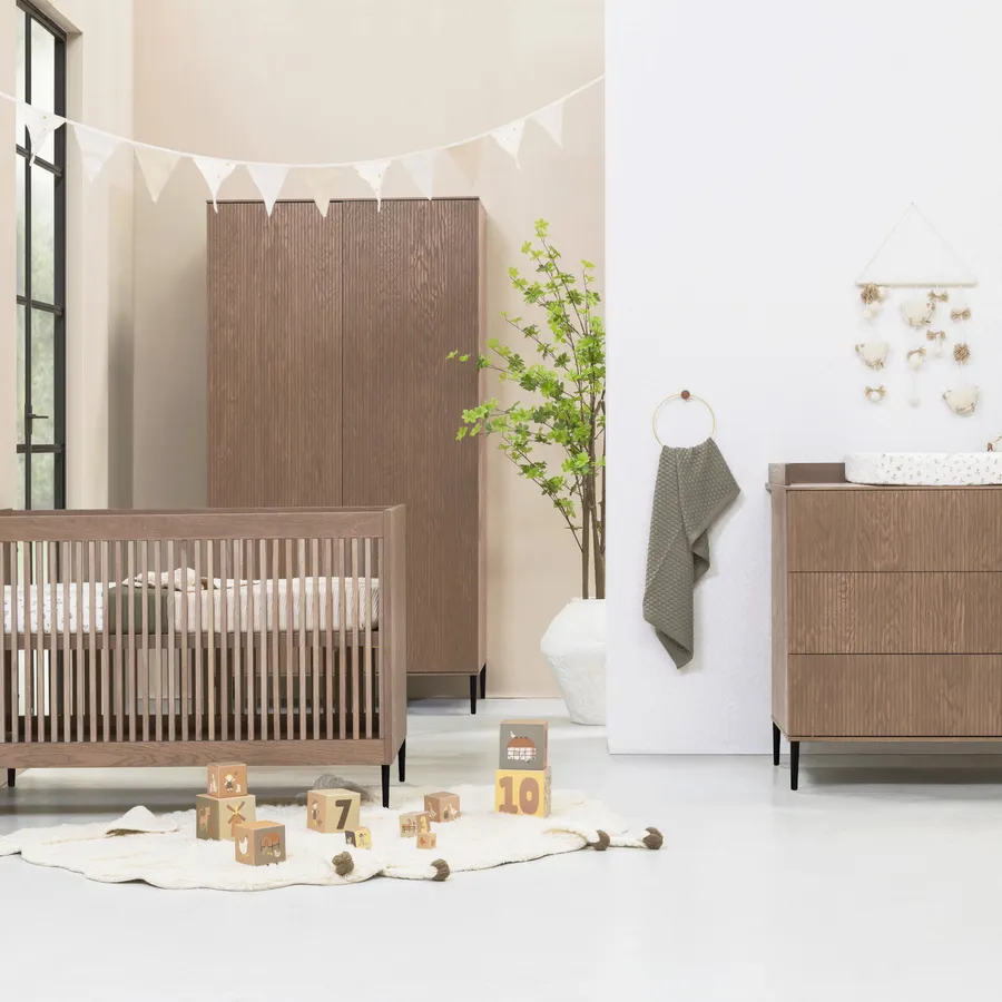 Kidsmill Levi Babyzimmer Inkl. Runden Möbelfüßen Walnuss