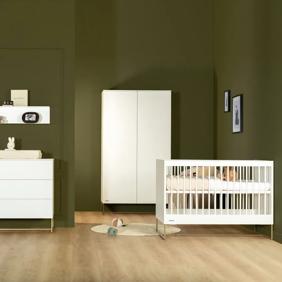 Kidsmill Intense II Babyzimmer Weiß/Patiniertes Messing | Babybett 60 x 120 cm + Kommode
