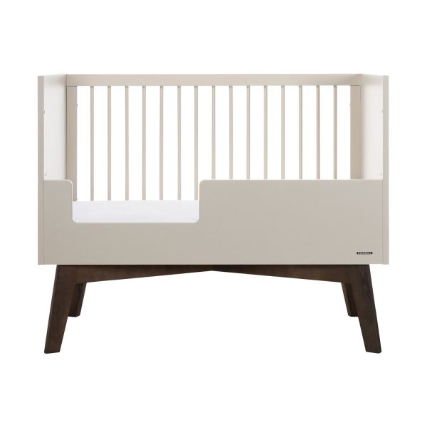 Kidsmill Sixties Babyzimmer Oatmeal / Walnuß | Bett 60 x 120 cm + Kommode