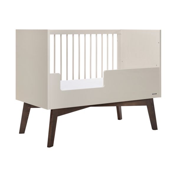 Kidsmill Sixties Babyzimmer Oatmeal / Walnuß | Bett 60 x 120 cm + Kommode