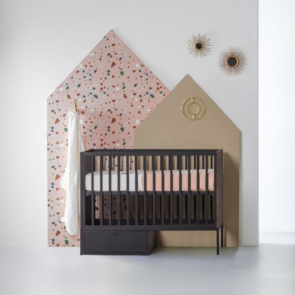 Kidsmill Vince Babyzimmer Schwarz / Walnuss | Bett 60 x 120 cm + Kommode breit
